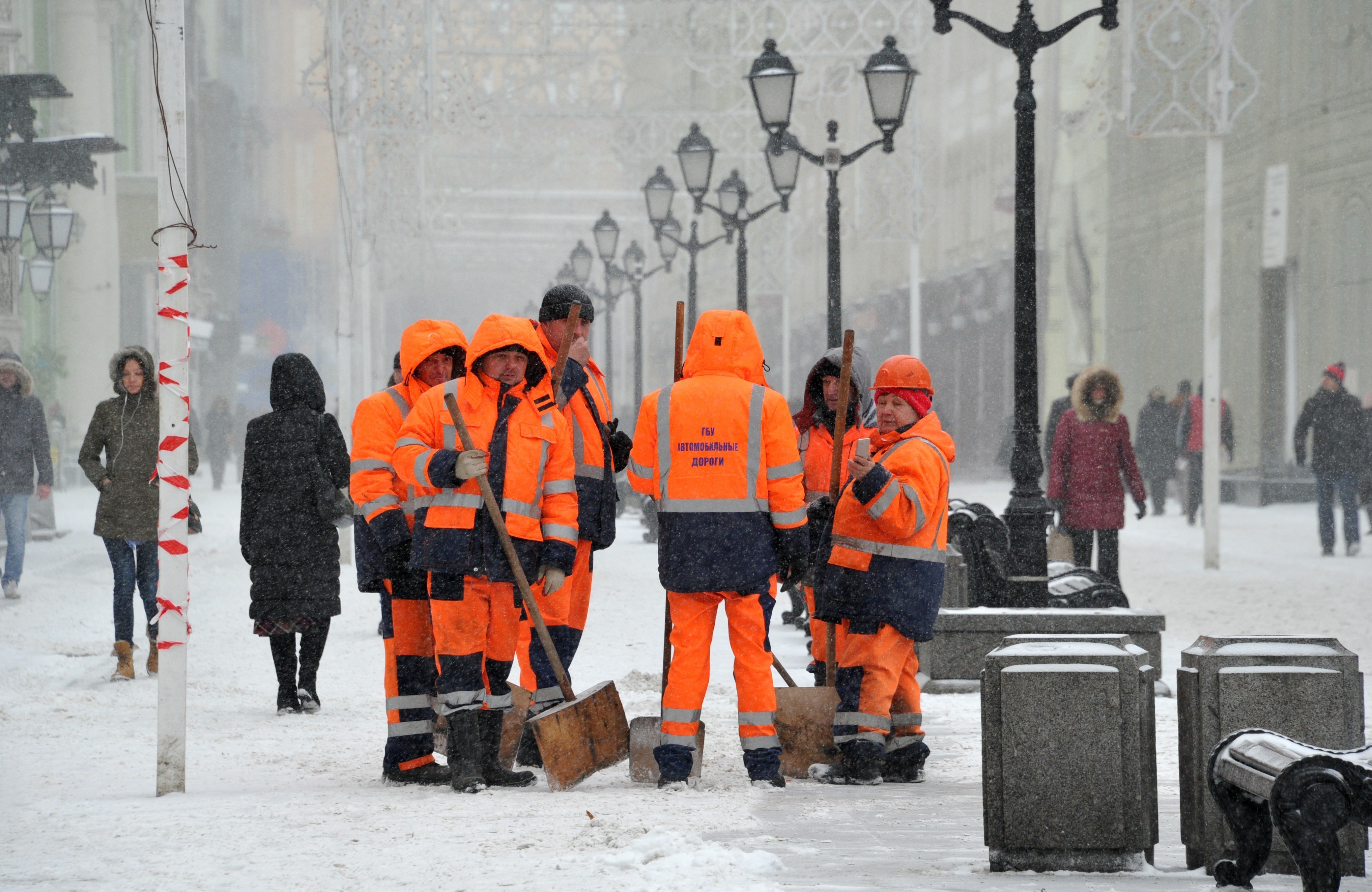 В абсолютній гармонії зі Сходом цей новий рік зустрінуть дорожні робітники - помаранчевий колір теж подобається земляний Собаці і, особливо, блискучі світловідбиваючі смужки