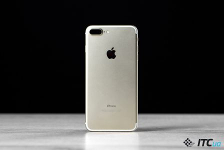 На перший погляд iPhone 7 Plus важко відрізнити від попередньої моделі