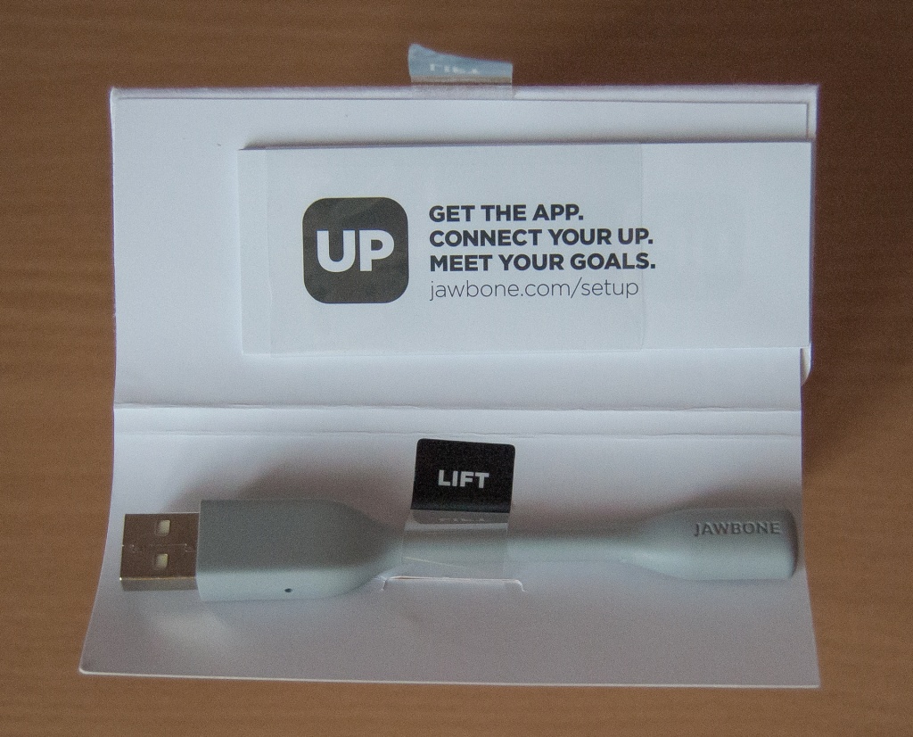 Комплект поставки обох пристроїв містить документацію з інструкцією по експлуатації та гарантійним листом, а також короткий магнітний світло-сірий перехідник для зарядки на гніздо USB 2