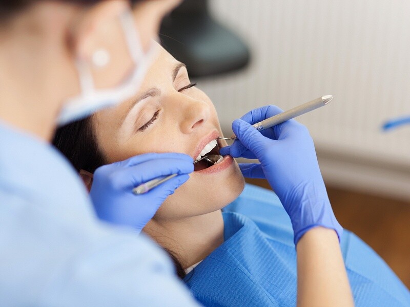 Лікування зубів під наркозом так само називають лікуванням уві сні, і це говорить про те, що дана методика істотно відрізняється від традиційної