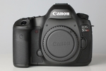 Canon EOS 5DS R   Як відомо, чим дорожче фототехніка, тим вужче-спеціалізованої вона є