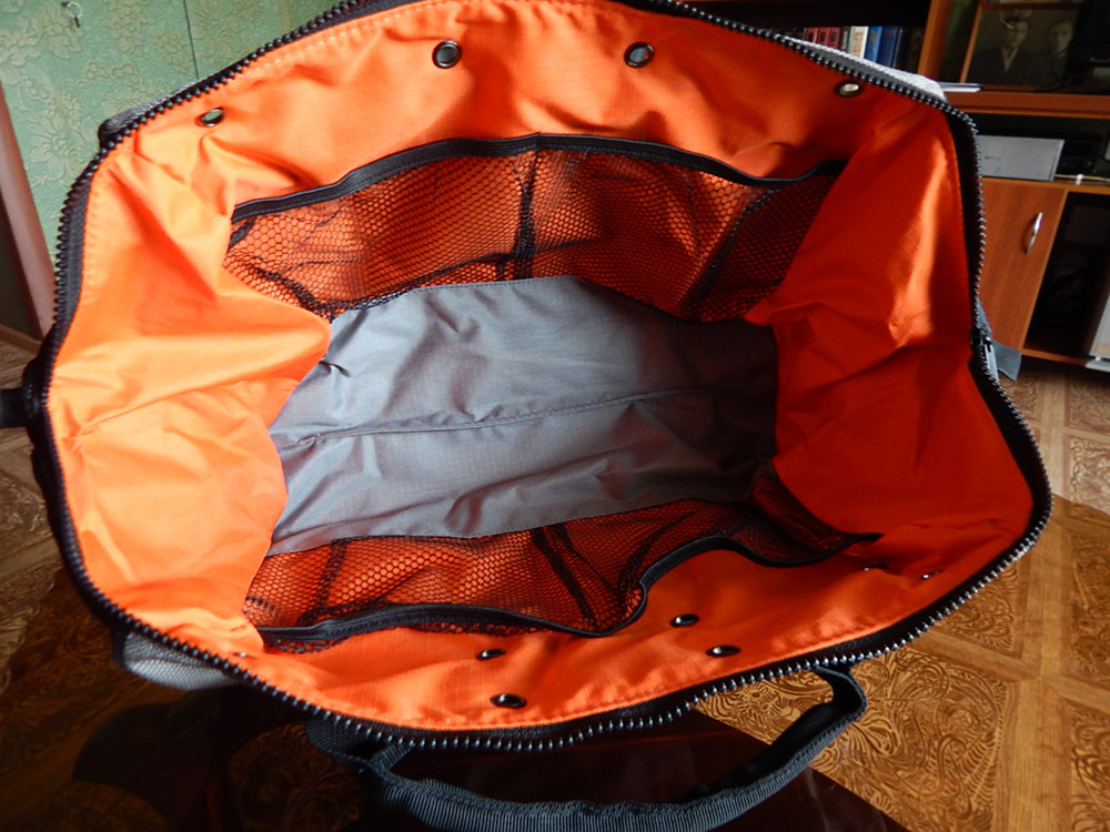Усередині сумка має яскравий помаранчевий колір і сітчасті кишеньки для розміщення зарядников, шнурів і всього того, чим напханий даний комплект