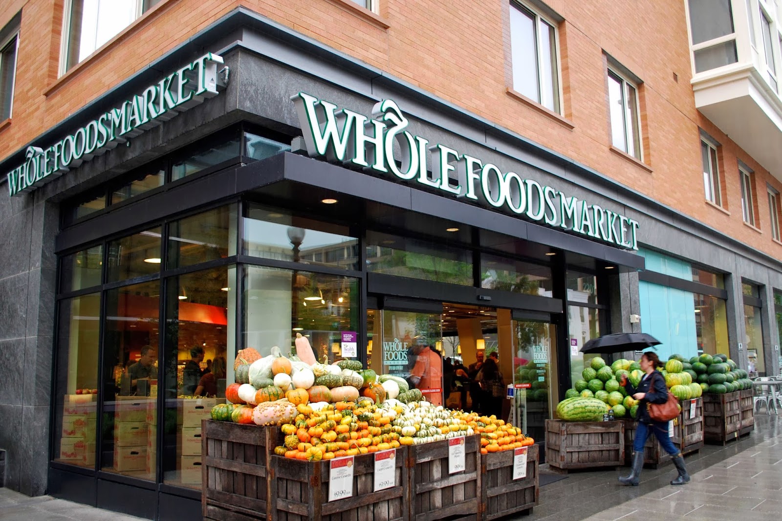 Коли Amazon оголосила про придбання мережі Whole Foods (мережа продуктових супермаркетів), акції продовольчих компаній обвалилися
