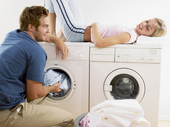 Перед придбанням пральної машини більшість покупців задаються одним головним питанням - вибирати модель з вертикальною або фронтальним завантаженням