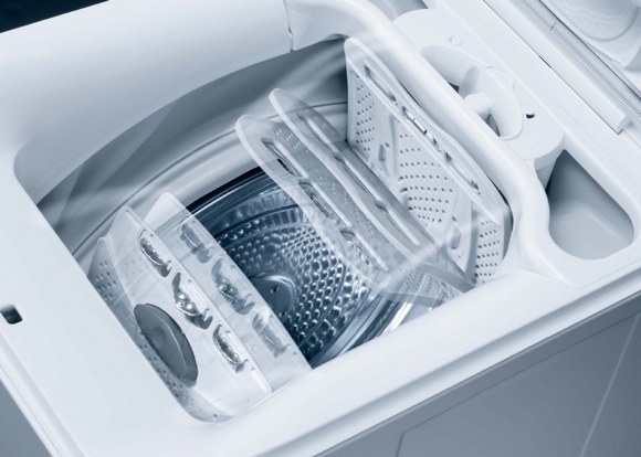 Але у вертикальних машинок є один недолік - якщо Ви хочете використовувати пральну машину як додаткову поверхню (наприклад, як поличку для пральних порошків або шампунів), то перед кожним пранням для них доведеться шукати інше місце