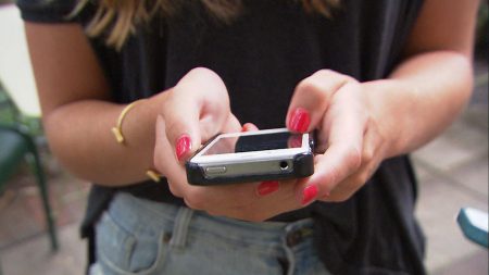 Вчені з Оксфордського університету проаналізували результати американського опитування 2016 року, в якому батьки з різних штатів США відповідали на питання про своїх дітей, зокрема, скільки часу їх чада проводять біля екранів комп'ютерів, мобільних телефонів і інших пристроїв, а також - скільки часу вони зазвичай витрачають на сон