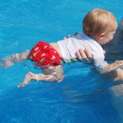 Водити новонароджених малюків в басейн практично з самого рід будинку, це далеко не нове, але останнім часом, завдяки розширенню ніші даних послуг і появи басейнів для немовлят в крокової доступності, даний вид розвитку малюка став дуже популярним